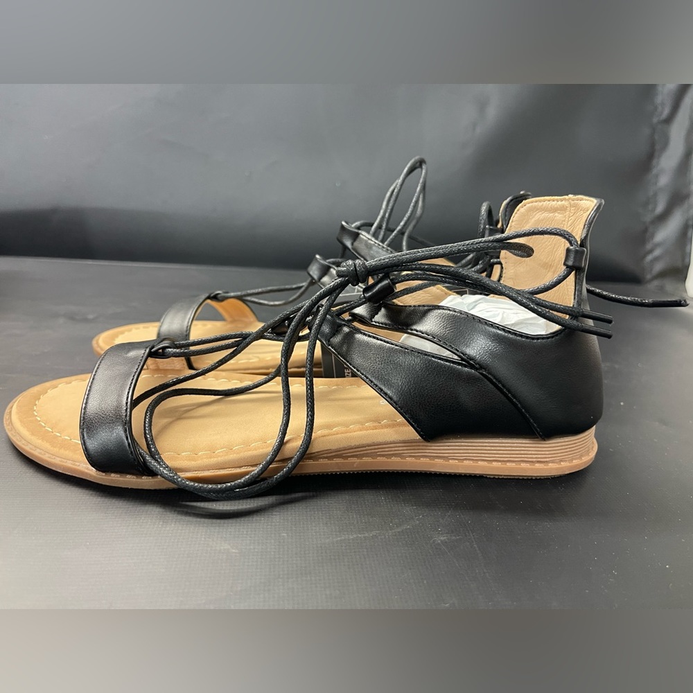 Women’s 8 1/2 lace up